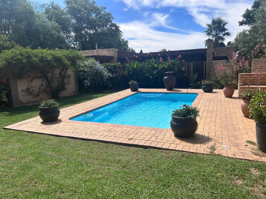 7 Bedroom Property for Sale in Langenhovenpark Free State